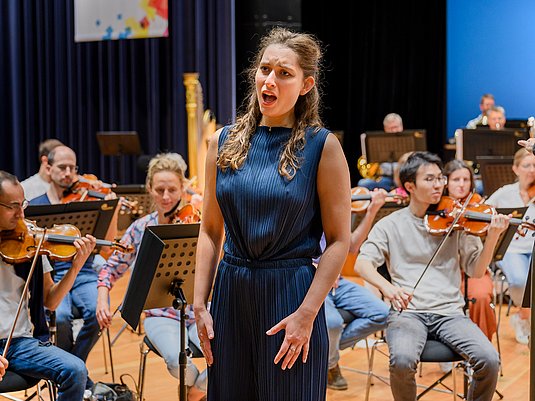 Singende Person mit Orchester