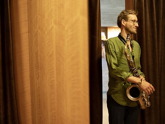 Person mit einem Saxophon