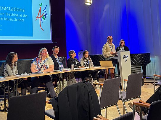 Podiumssituation mit Personen auf der Bühne