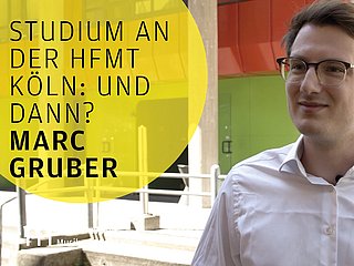 Person steht vor dem Hochschulgebäude und gibt ein Interview