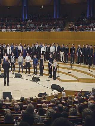 Chor mit Dirigent auf der Bühne