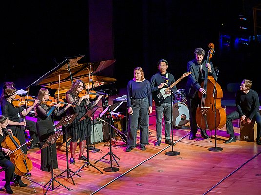 Musizierende Personen auf der Bühne