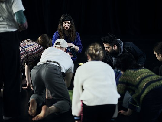 Gruppe Tanzstudierende studieren eine Choreografie ein.