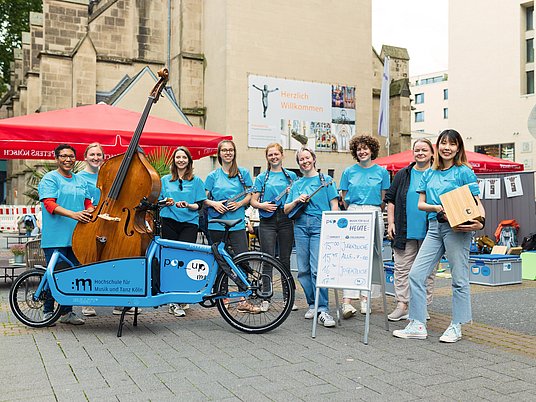 Gruppenbild mit Studierenden in der Stadt Köln beim Projekt PopUp.