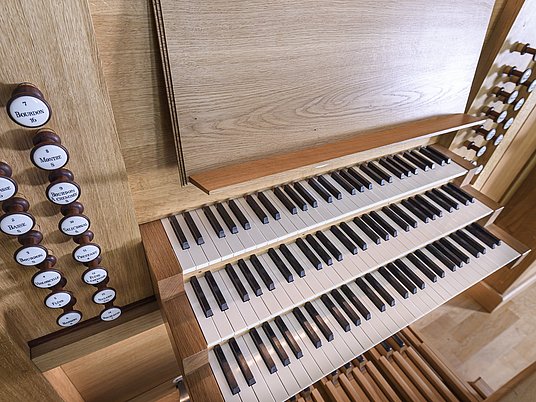 Ausschnitt einer Orgeltastatur.