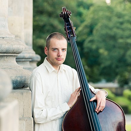Jakob Jäger Person mit einem Kontrabass