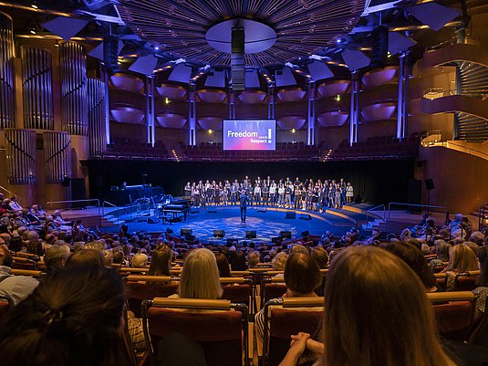 Bühne der Kölner Philharmonie mit dem Chor Vocal Journey und Publikum.