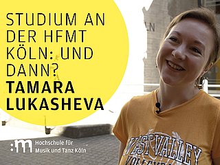 Person steht vor dem Hochschulgebäude und gibt ein Interview