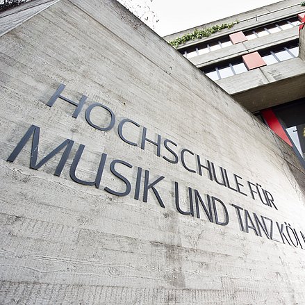 Außenfassade mit Schriftzug am Haupteingang Standort Köln