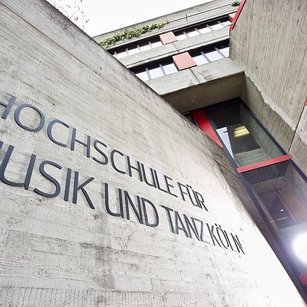 Außenfassade mit Schriftzug am Haupteingang Standort Köln