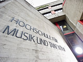 Außenfassade mit Schriftzug am Haupteingang Standort Köln