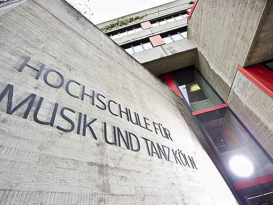 Außenfassade mit Schriftzug am Haupteingang Standort Köln