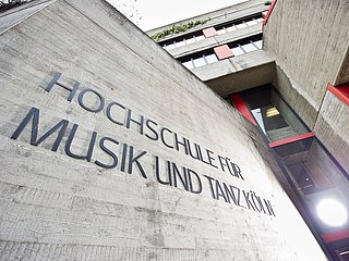 Außenfassade mit Schriftzug am Haupteingang Standort Köln