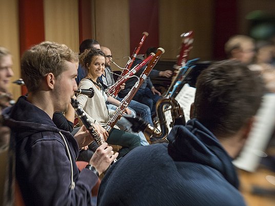 Ensembleprobe mit Instrumenten.