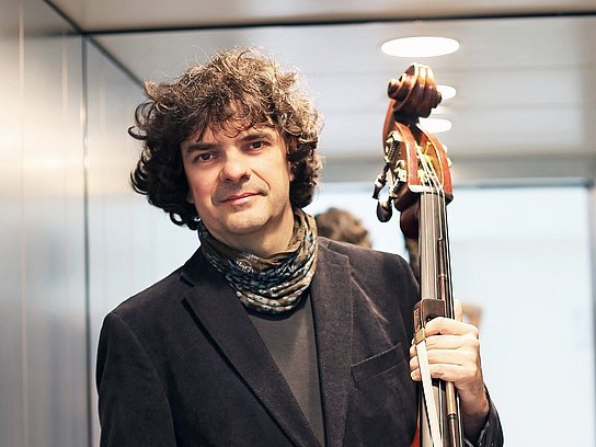 Person mit Kontrabass