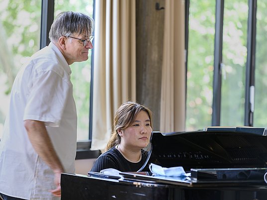 Unterrichtssituation Opernkorrepetition mit Professor und Studierende am Klaiver.