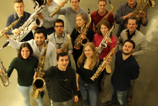 Personen mit Saxophon