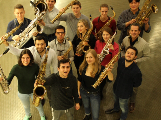 Personen mit Saxophon