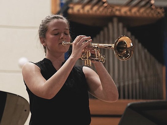 Person spielt Trompete