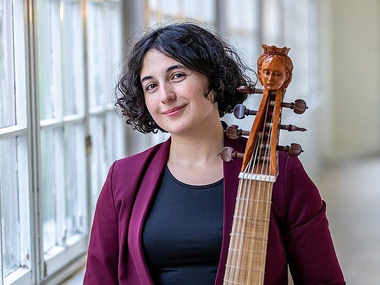 Portrait von Amarilis Dueñas Castán mit einer Viola da Gamba
