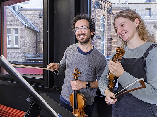 Unterrichtssituation Violine mit Professor und Studierende.